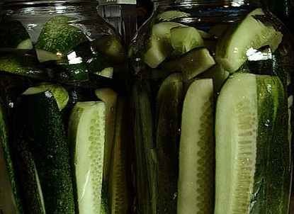 https://farmbellrecipes.com/wp-content/uploads/2010/07/spears_in_jars-415x302.jpg