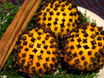 pomanders-on-cedar